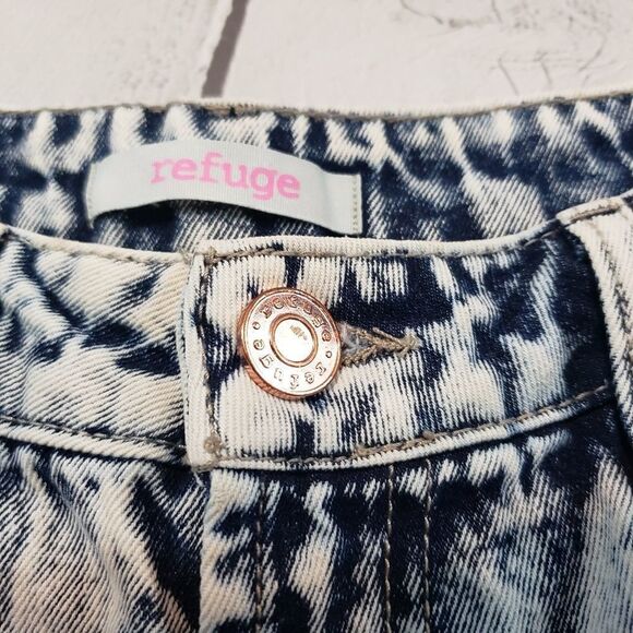 Refuge Jean Shorts Sz 2 Acid Washed Denim Cut Offs - Picture 3 of 4